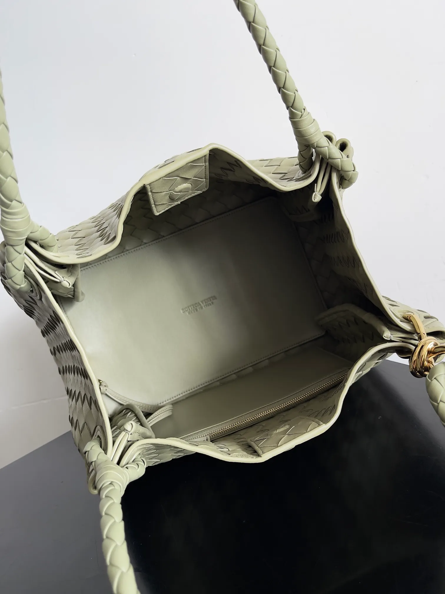 Batch 2660 24 early autumn new model Andiamo Parachute is made of a whole piece of woven leather. It is processed by folding stitching at the four corners. # Craftsmanship and creativity. The large size is atmospheric and practical. One of the must-selects for BV. It has a large space, can hold a computer, the shoulder strap is thick, and the upper shoulder is very comfortable. The large parachute can be carried on the body and can be carried on the body. The upper body is versatile and cute☺️ Style number: 796571 Size: 30*26*20cm